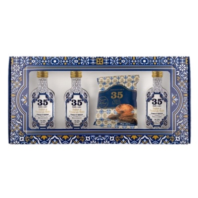 Conjunto de três garrafas pequenas e um pacote de pastéis de nata numa caixa decorada