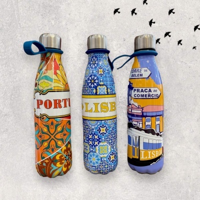 Três garrafas metálicas decoradas com azulejos e pontos turísticos de Lisboa.