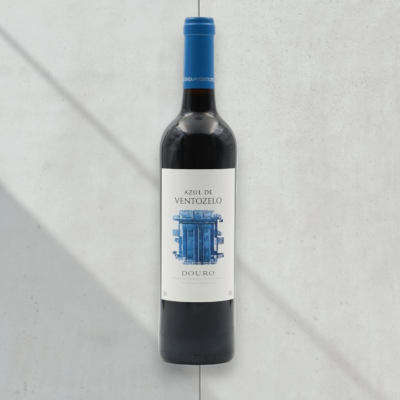Garrafa de vinho tinto Azul de Ventoelo Douro com rótulo branco e rolha azul