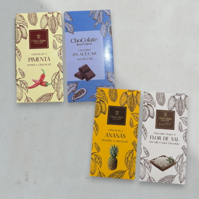 Quatro tabletes de chocolate com embalagens coloridas e desenhos de ingredientes