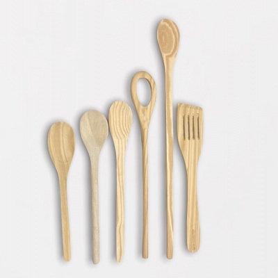 Utensílios de cozinha em madeira clara variados sobre fundo branco