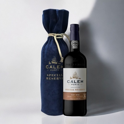 Garrafa de vinho do Porto Calem Special Reserve com bolsa azul de tecido