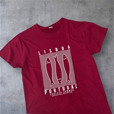 T-shirt vermelha com desenho de peixes e texto Lisboa Portugal