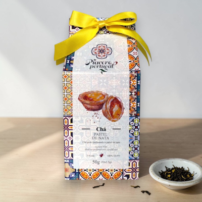 Embalagem decorativa de chá Pastel de Nata com fita amarela e prato com chá solto