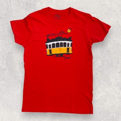 T-shirt vermelha com estampa de elétrico amarelo e branco e texto 'eléctrico Lisboa'.