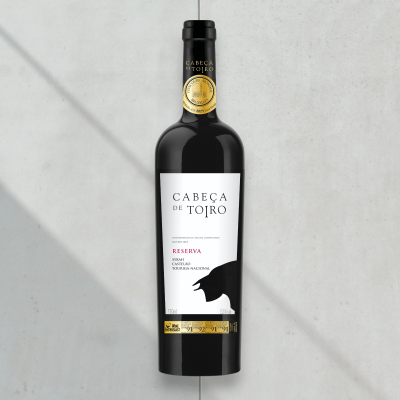 Garrafa de vinho tinto Cabeça de Toiro com etiqueta branca e selo dourado