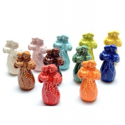 Conjunto de figuras cerâmicas coloridas em formato de casais