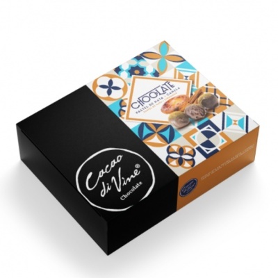 Embalagem de chocolates Cacao diVine com design colorido e texto Premium Selection