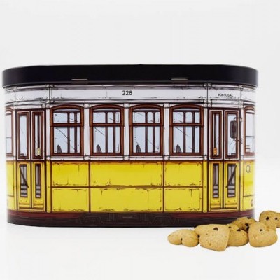 Lata decorativa com desenho de elétrico amarelo e branco e biscoitos ao lado