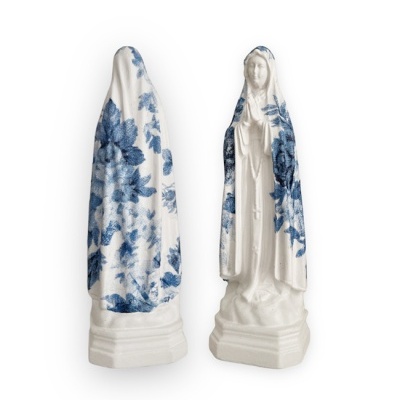 Estátuas cerâmicas da Virgem Maria com manto azul florido
