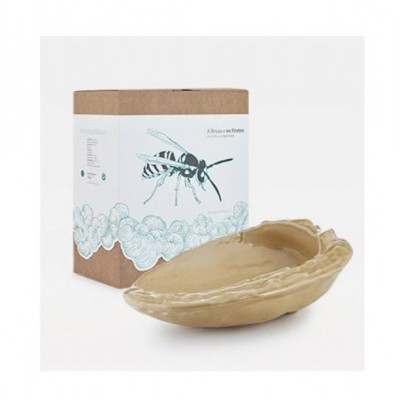 Prato de cerâmica bege com caixa ilustrada com vespa