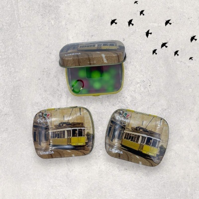 Caixas quadradas com eletrico amarelo de Lisboa e cápsulas coloridas