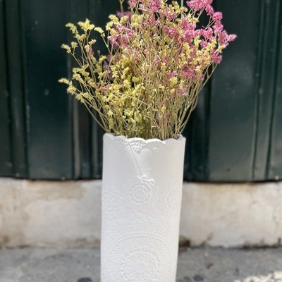 Vaso cerâmica branco com flores secas amarelas e rosa