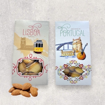 Dois pacotes de biscoitos portugueses com ilustrações e janelas transparentes mostrando biscoitos e amêndoas ao lado