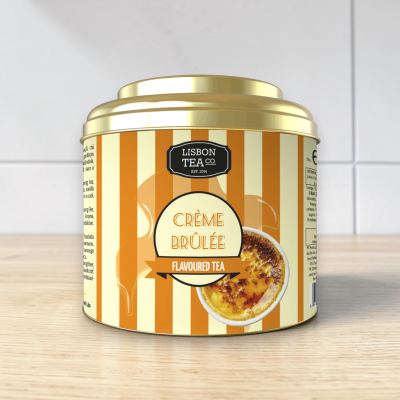 Lata de chá Crème Brûlée da Lisbon Tea Co com riscas laranja e creme