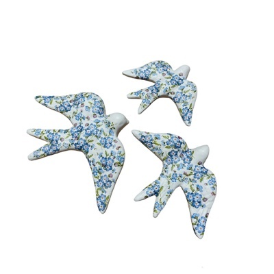 Ornamentos em cerâmica de pássaros com flores azuis e verdes