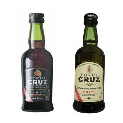 Duas miniaturas de garrafas de vinho do Porto Porto Cruz, uma Tawny e outra White.
