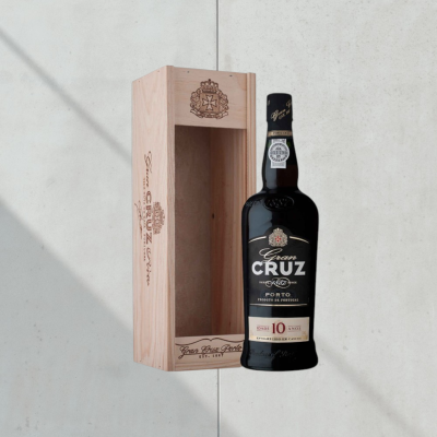 Garrafa de vinho do Porto Gran Cruz com caixa de madeira ao lado