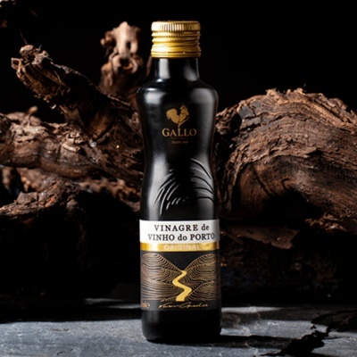 Garrafa preta de vinagre de vinho do Porto GALLO com rótulo branco e dourado sobre superfície cinza