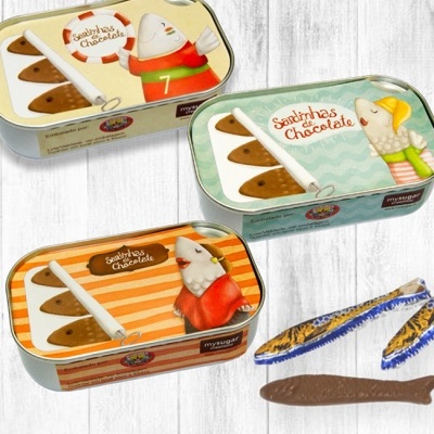 Latas metálicas coloridas com bolachas sardinha de chocolate e personagens nas tampas