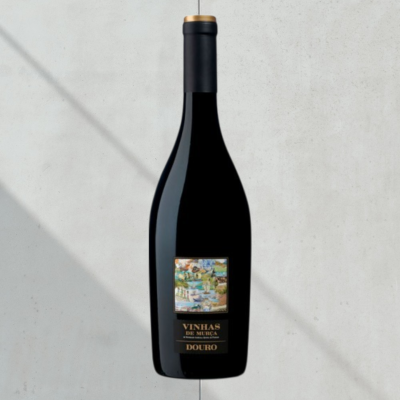 Garrafa de vinho tinto Vinhas de Murça Douro com rótulo colorido e tampa preta