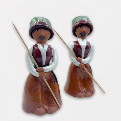 Duas figuras decorativas de pescadores em cerâmica com varas de pesca