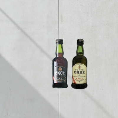 Duas garrafas pequenas de vinho do Porto Porto Cruz, uma Tawny e outra White, em fundo claro