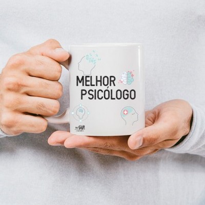 Caneca branca com texto MELHOR PSICÓLOGO e ícones coloridos segurada por duas mãos