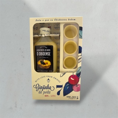 Conjunto de licor creme em embalagem com três copos e ilustração de cerejas