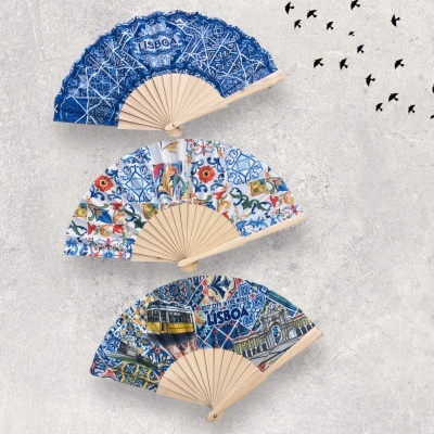 Três leques decorativos com padrões de azulejo e história de Lisboa