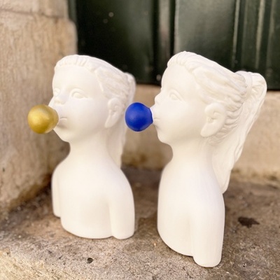 Bustos decorativos femininos brancos com bolhas dourada e azul