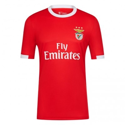 T-shirt desportiva vermelha do Benfica com texto Fly Emirates e detalhes em branco