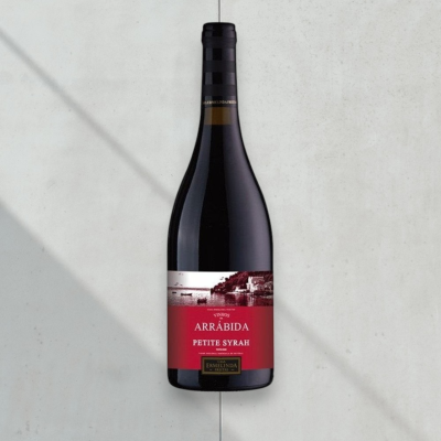 Garrafa de vinho tinto Arrábida Petite Syrah com rótulo vermelho e branco