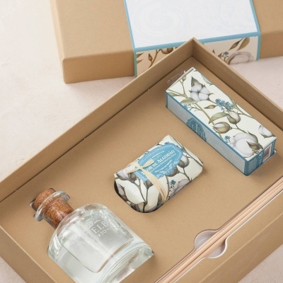 Conjunto de presente com frasco de vidro, duas embalagens decorativas e caixa castanha