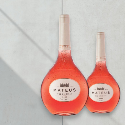Duas garrafas de vinho rosé Mateus com rótulos brancos redondos