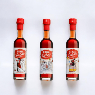 Três garrafas de licor Ginja Lisboa com rótulos ilustrados e tampas vermelhas