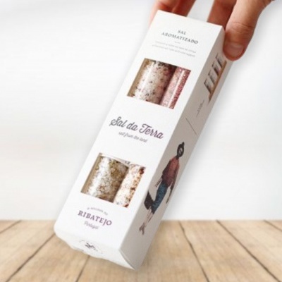 Embalagem branca com frascos de sais aromatizados Sal de Terra Ribatejo em superfície de madeira