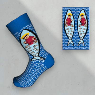 Meias azuis com padrão Lisboa e ilustração de pessoa e peixes