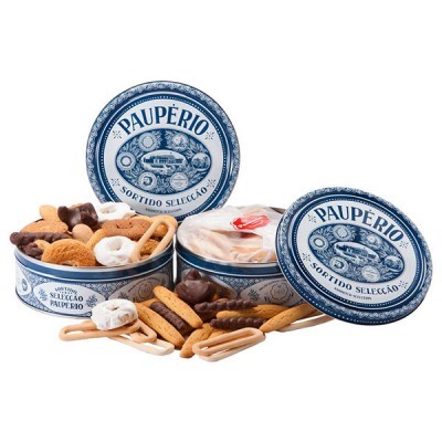 Duas latas azuis e brancas com biscoitos variados espalhados à volta e dentro