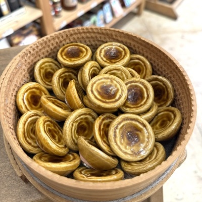 Cesta com pequenas tartes douradas numa loja