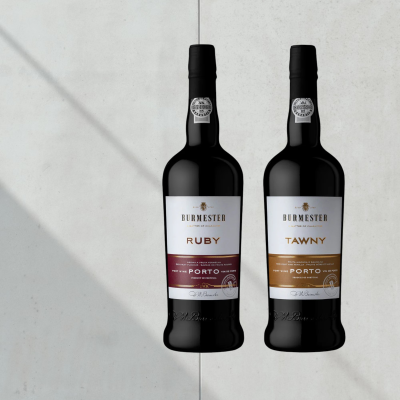 Duas garrafas de vinho do Porto Burmester, Ruby e Tawny, sobre fundo claro