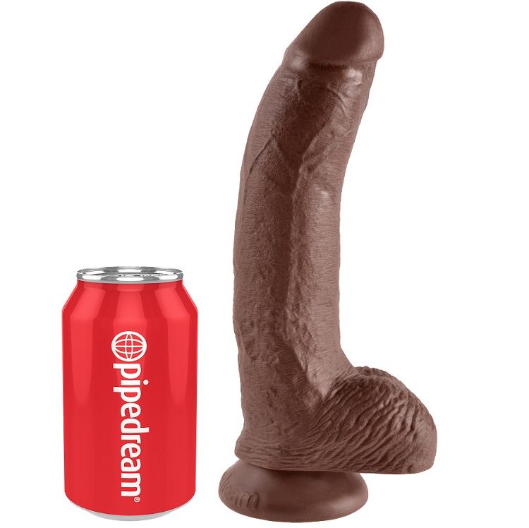 Dildo castanho com base de ventosa ao lado de lata vermelha com texto 'pipedream'