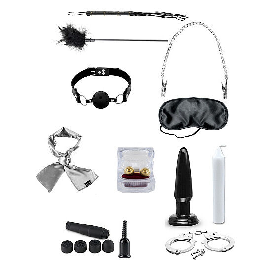 Conjunto de acessórios sexuais variados em preto, prata e dourado dispostos sobre fundo branco