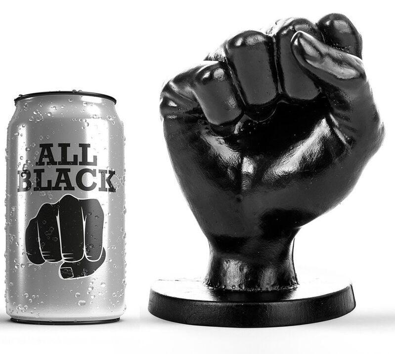 Lata cinzenta ALL BLACK junto a escultura de punho fechado preta