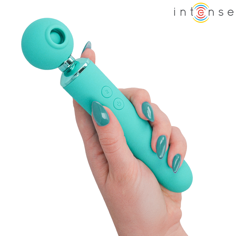 Massageador elétrico azul turquesa em mão com unhas azuis, fundo branco e logo intense