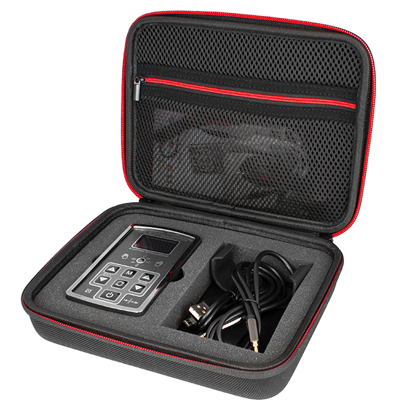 Estojo preto e vermelho aberto com dispositivo eletrónico cinza e cabos dentro