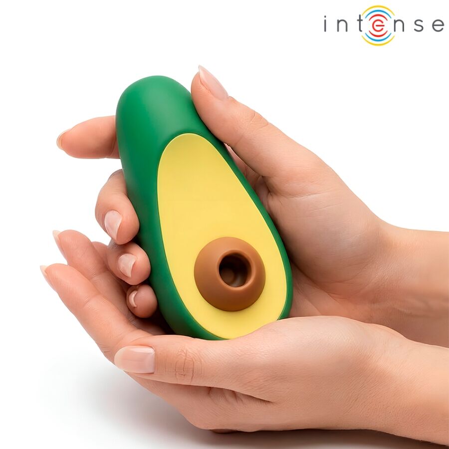 Brinquedo formato meio abacate verde e amarelo com peça castanha no centro em mãos femininas