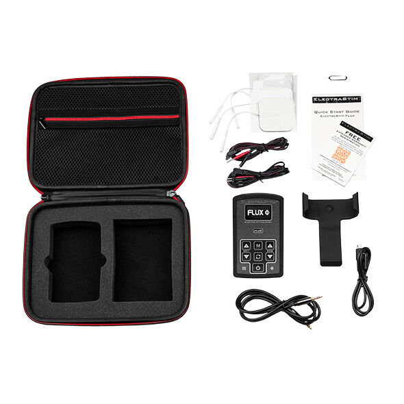 Conjunto de acessórios eletrónicos com estojo preto e vermelho, aparelho digital, cabos, etiquetas e manuais.