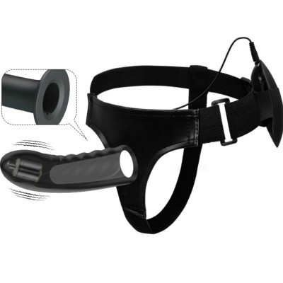 Cinto arnês preto com aparelho vibratório inserível preto e textura relevada, com cabo e controlo em fundo branco