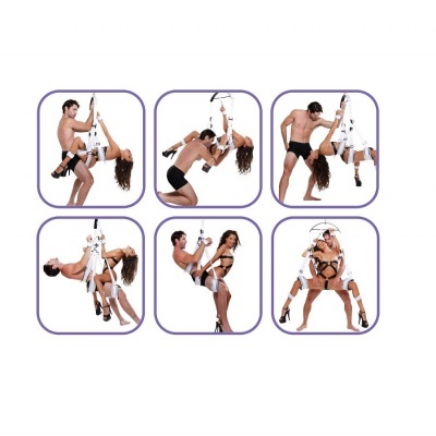 Casal em roupa íntima preta usando suporte branco de suspensão para várias posições